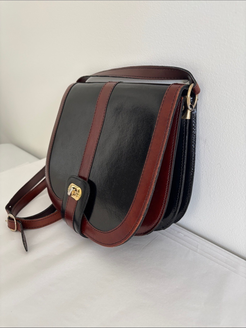 Stunning vintage vegan leather crossbody bag purse turn lock black brown pocket - Picture 5 of 15